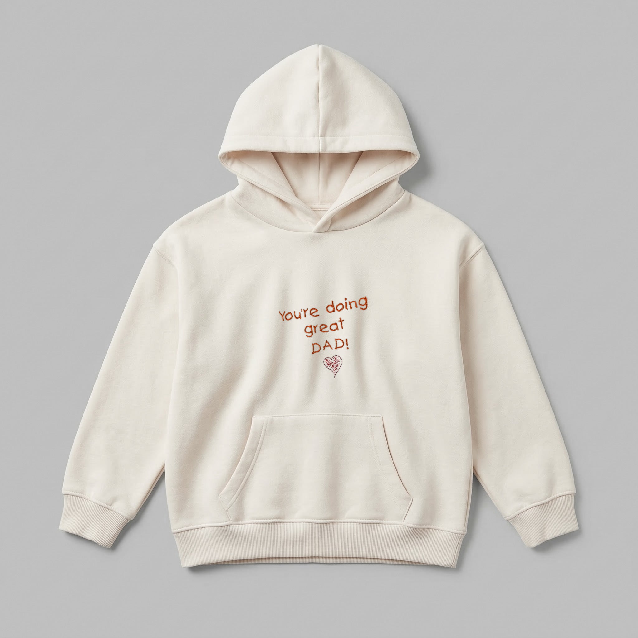 Krem renkli, Oeko-Tex sertifikalı kalın polar çocuk kapüşonlu sweatshirt. Göğüs kısmında çocuk el yazısı stiliyle işlenmiş kiremit renkli "You're doing great DAD!" yazısı ve karalama kalp nakışı yer alır. İçi şardonlu dokusu sıcak tutar ve terletmez. Kanguru cepli, fermuarsız tasarımı ve Alman nakış işçiliğiyle üretilmiş premium kışlık ürün.