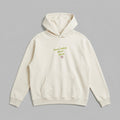 Günlük hayatta annelerin konforunu artırmak için özel hazırlanan, krem renkli premium kadın hoodie modeli. Yüksek kalite Alman nakış tekniği kullanılarak eklenen You're doing great MOM! mesajı ve kalp detayıyla öne çıkar. %65 pamuklu içeriği ve içi şardonlu polar dokusu sayesinde soğuğa karşı üstün koruma sağlarken, nefes alabilen yapısıyla gün boyu rahatlık sunar. Geniş kanguru cebi ve kalın ribana etek ucuyla uzun ömürlü, Oeko-Tex onaylı harika bir günlük giyim alternatifidir.