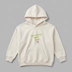 Anneleri motive eden özel You're doing great MOM! mesajı ve kalp nakışıyla tasarlanmış krem renkli kapüşonlu çocuk sweatshirt. 2-7 yaş grubunun hassas cildi düşünülerek Oeko-Tex standartlarında üretilmiştir. İçi kalın şardonlu polar dokusu sayesinde kışın rüzgarı keser ve terletmeden sıcak tutar. Düğme veya fermuar içermeyen güvenli yapısı, kullanışlı kanguru cebi ve esnek ribana detaylarıyla hem konforlu hem de yıpranmalara karşı son derece dayanıklı premium kışlık giyim alternatifidir.