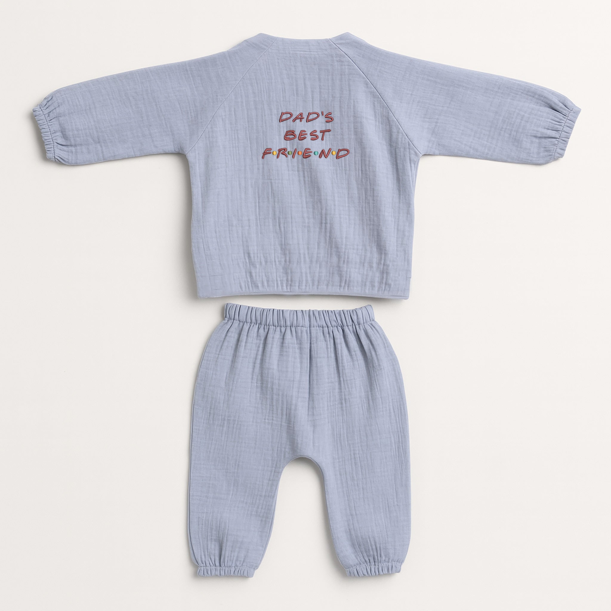 Mavi renkli, %100 pamuklu Oeko-Tex sertifikalı premium müslin kumaştan çocuk alt-üst kimono takımı. Üst parçasında kırmızı renkli "DAD'S BEST" yazısı ve hemen altında renkli noktalarla detaylandırılmış "F.R.I.E.N.D" nakışı yer alır. Birinci sınıf Alman nakış işçiliği ile üretilmiştir. Doğal, nefes alan ve terletmeyen hafif müslin dokusu ile esnek belli dökümlü alt parçası çocuklara gün boyu konfor sağlar. Babalar ve çocukları arasındaki bağı vurgulayan uzun ömürlü ve rahat tasarım.