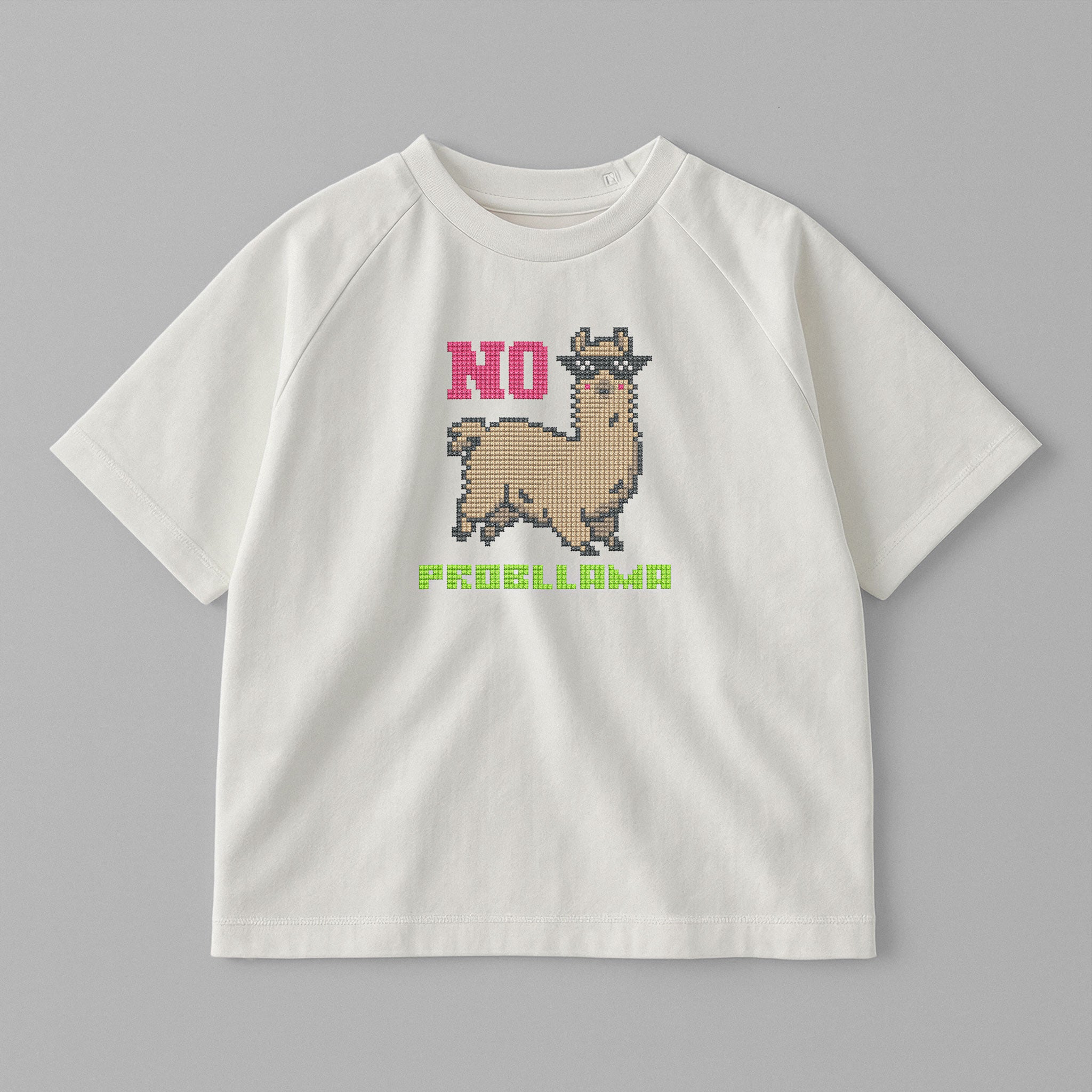 Ekru renkli, omuzdan çıtçıtlı, üzerinde güneş gözlüklü lama nakışı ve 'No Probllama' yazısı bulunan pamuklu bebek tişörtü.
