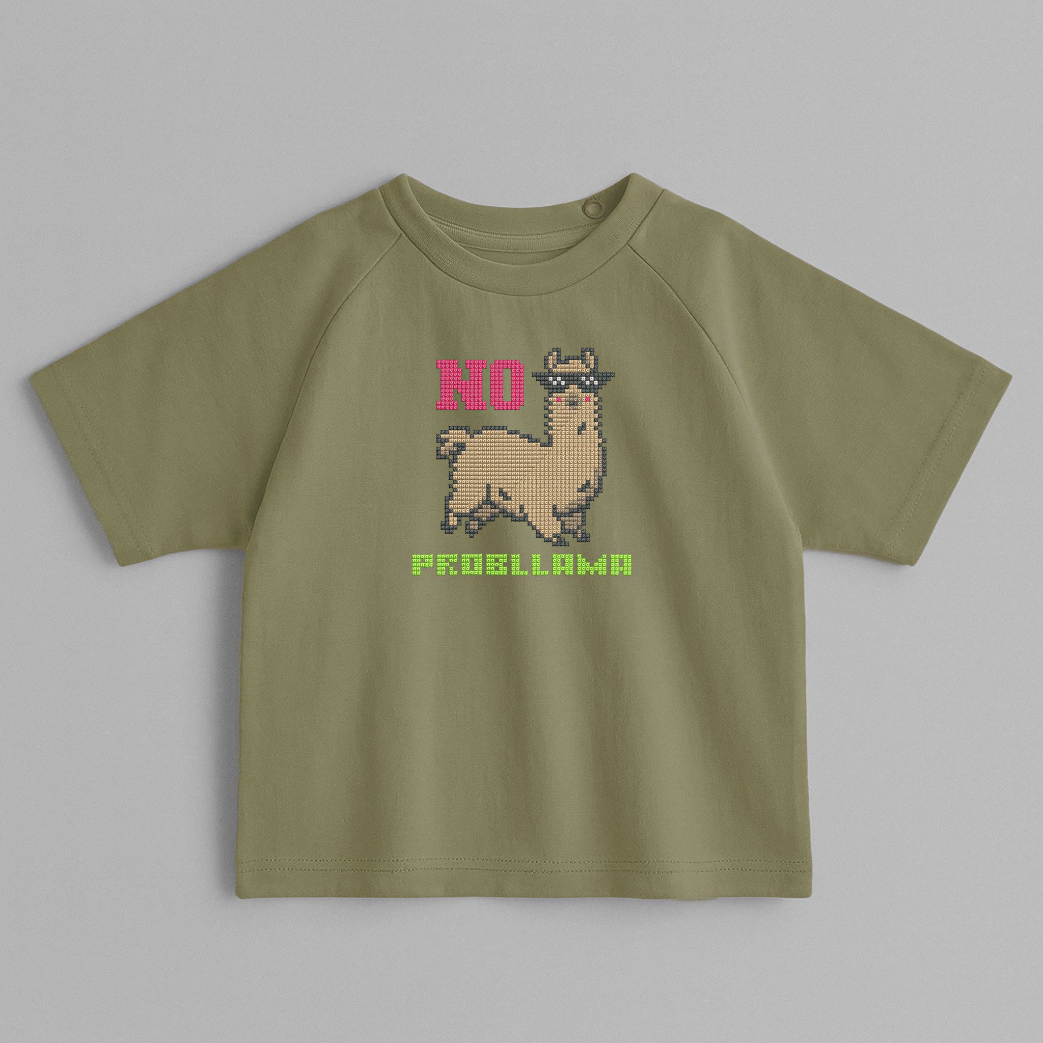 Haki yeşili, omuzdan çıtçıtlı, üzerinde güneş gözlüklü lama nakışı ve 'No Probllama' yazısı bulunan pamuklu bebek tişörtü.