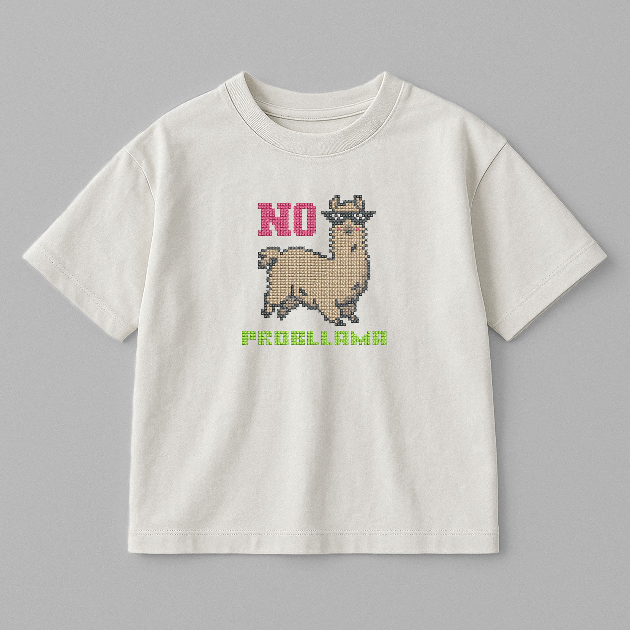 Ekru renkli, oversize kesim, üzerinde pikselli lama nakışı ve 'No Probllama' yazısı bulunan pamuklu çocuk tişörtü.