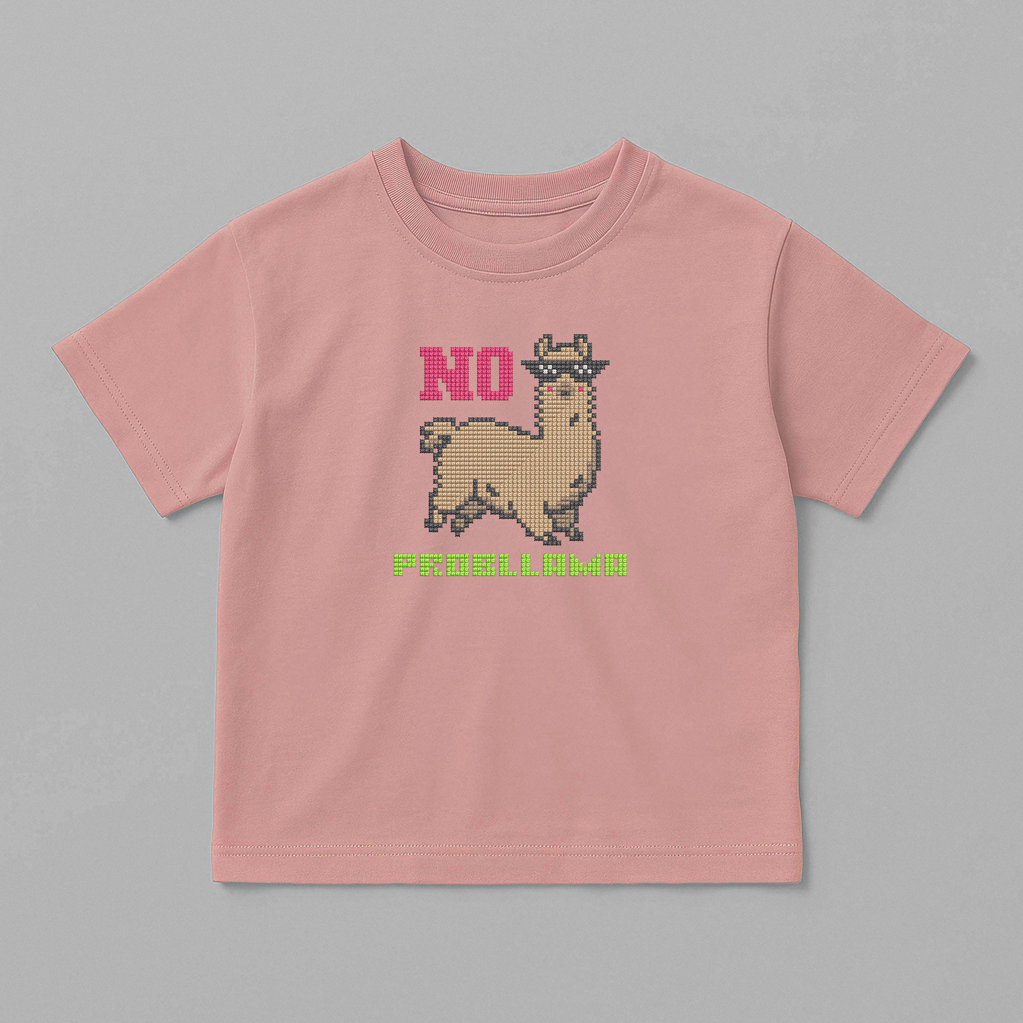 Gül kurusu (pembe) renkli, oversize kesim, üzerinde pikselli lama nakışı ve 'No Probllama' yazısı bulunan pamuklu çocuk tişörtü.