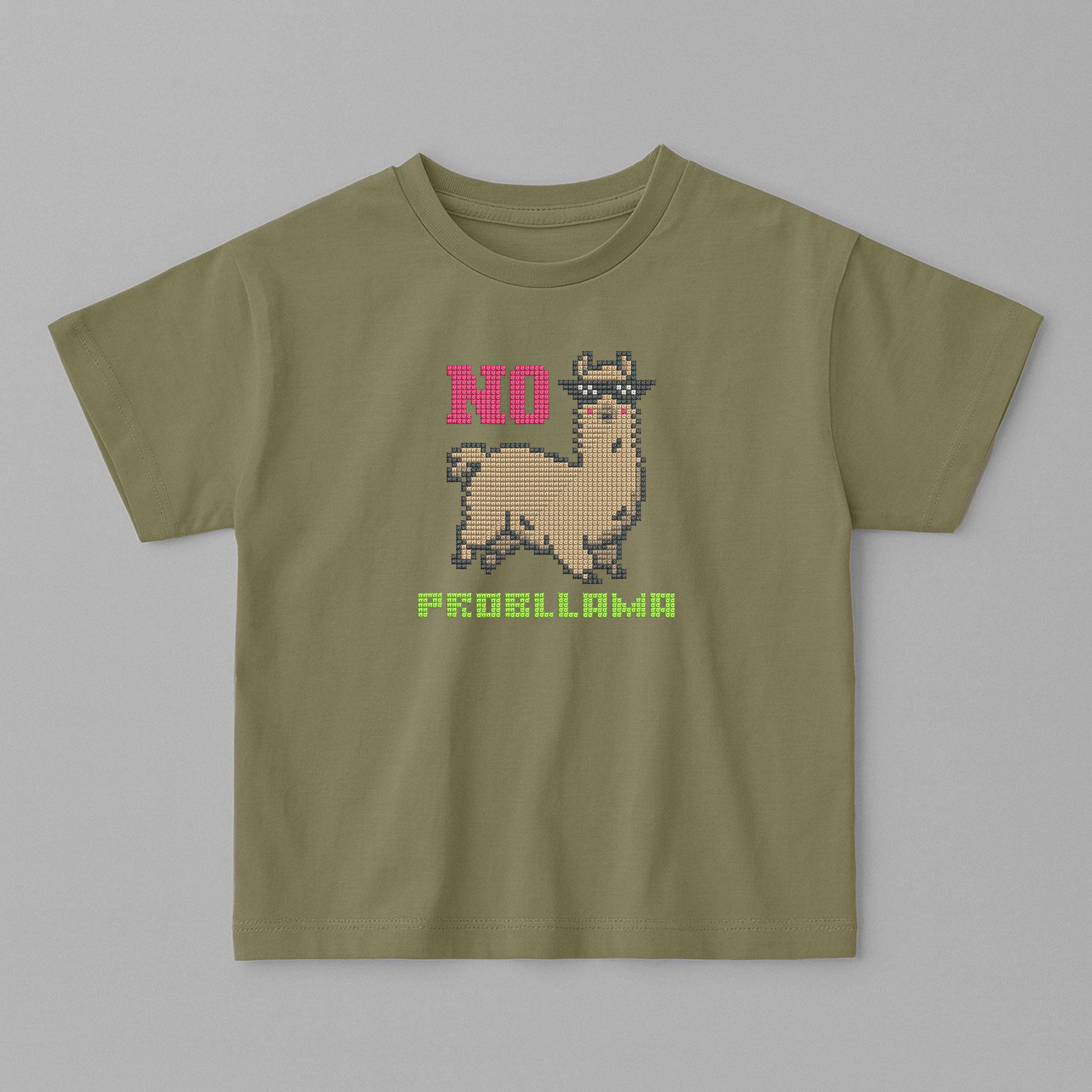 Haki yeşili, oversize kesim, üzerinde pikselli lama nakışı ve 'No Probllama' yazısı bulunan pamuklu çocuk tişörtü.