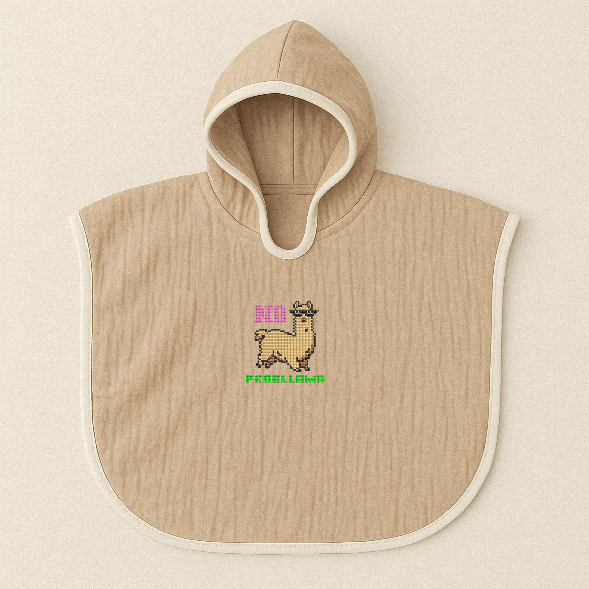 Somon (gül kurusu) renginde, kapüşonlu müslin panço. Üzerinde güneş gözlüklü pikselli lama nakışı ve 'No Probllama' yazısı bulunmaktadır.