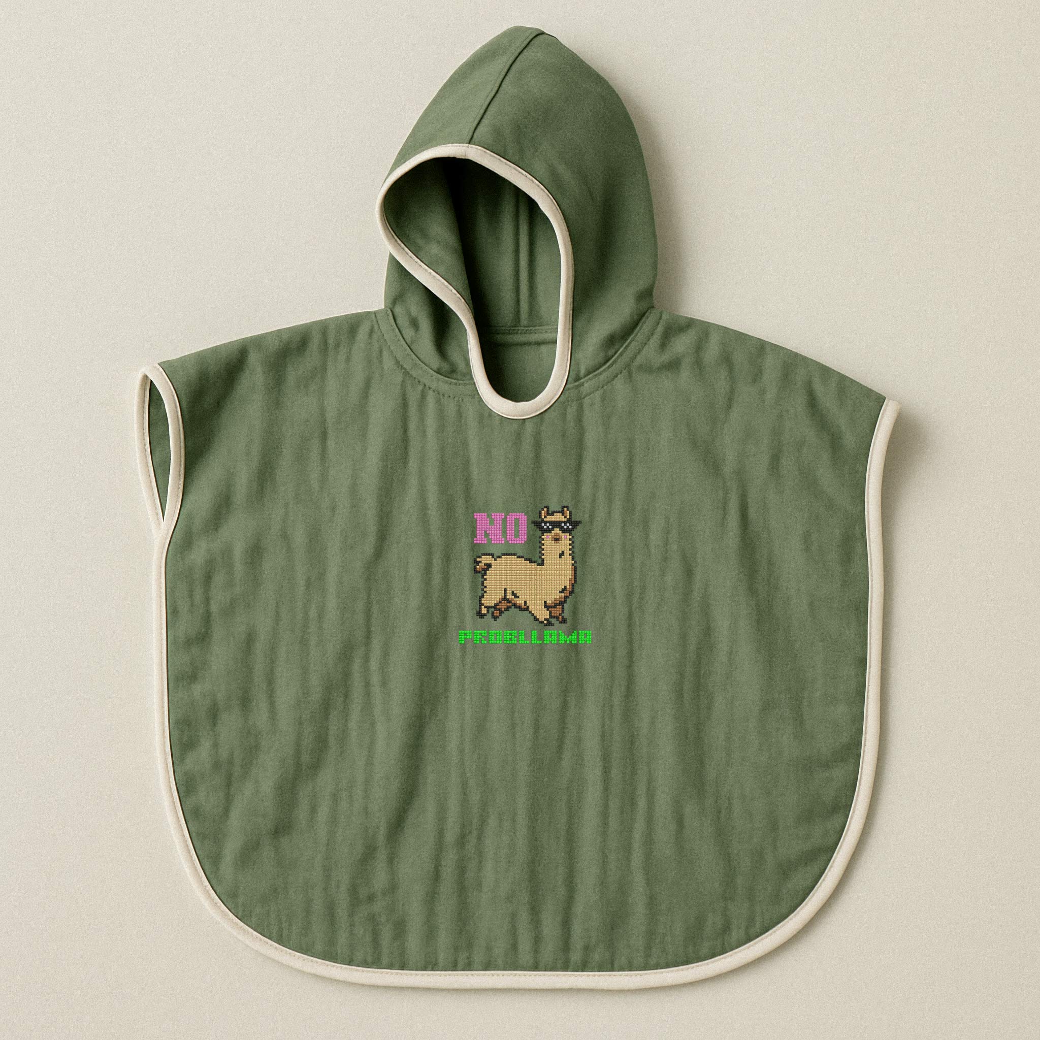 Haki yeşili renginde, kapüşonlu müslin panço. Üzerinde güneş gözlüklü pikselli lama nakışı ve 'No Probllama' yazısı bulunmaktadır.