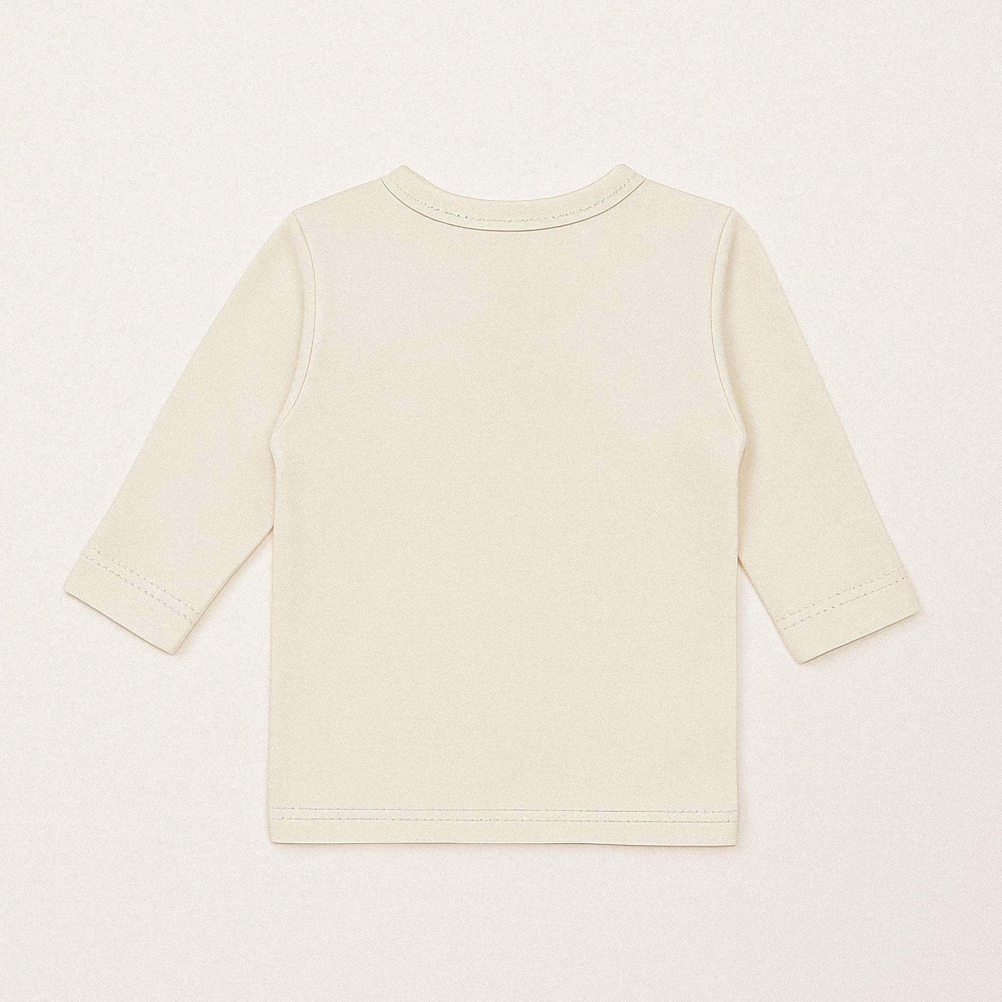 Ekru renkli, %100 pamuklu, uzun kollu kruvaze yenidoğan üst giyimin düz arka görünümü.