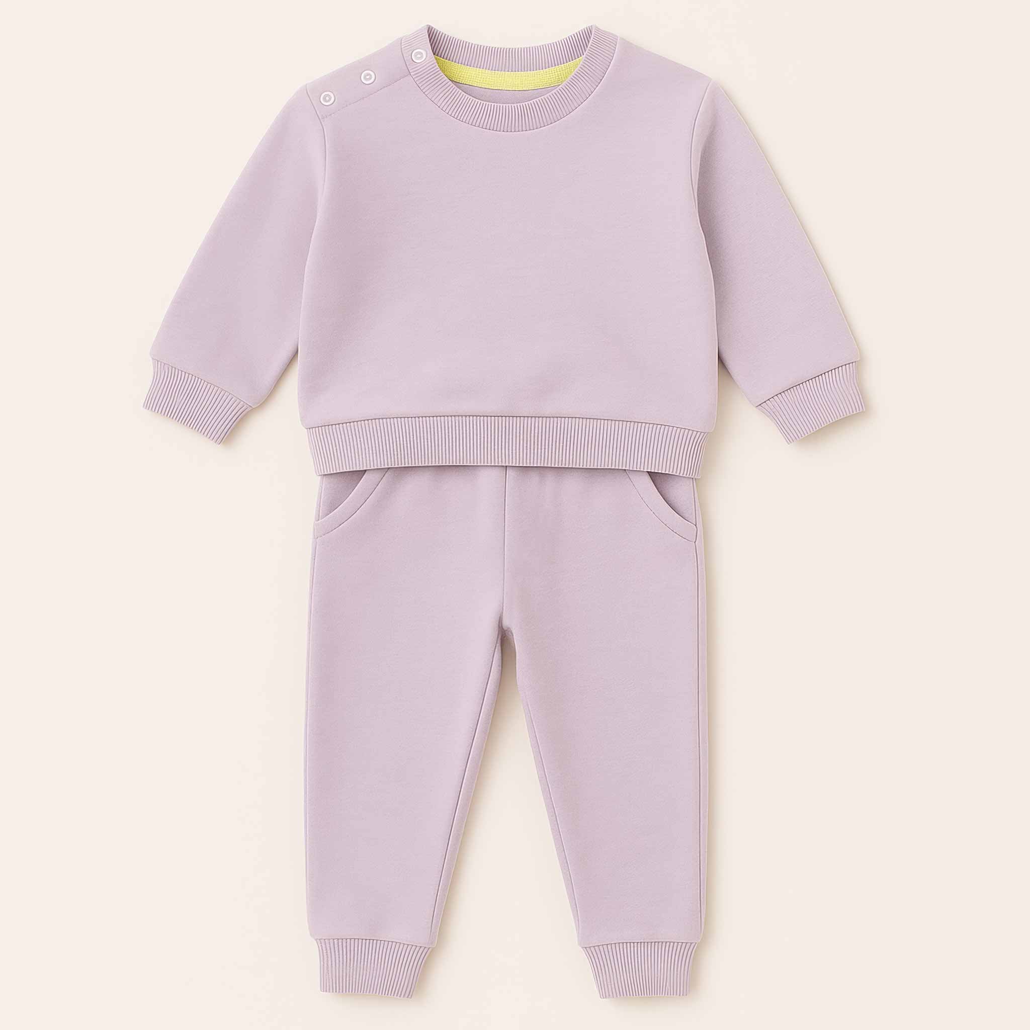 Lila (leylak) renkli, omuzdan çıtçıtlı pamuklu bebek sweatshirt ve eşofman altından oluşan takımın düz ön görünümü.