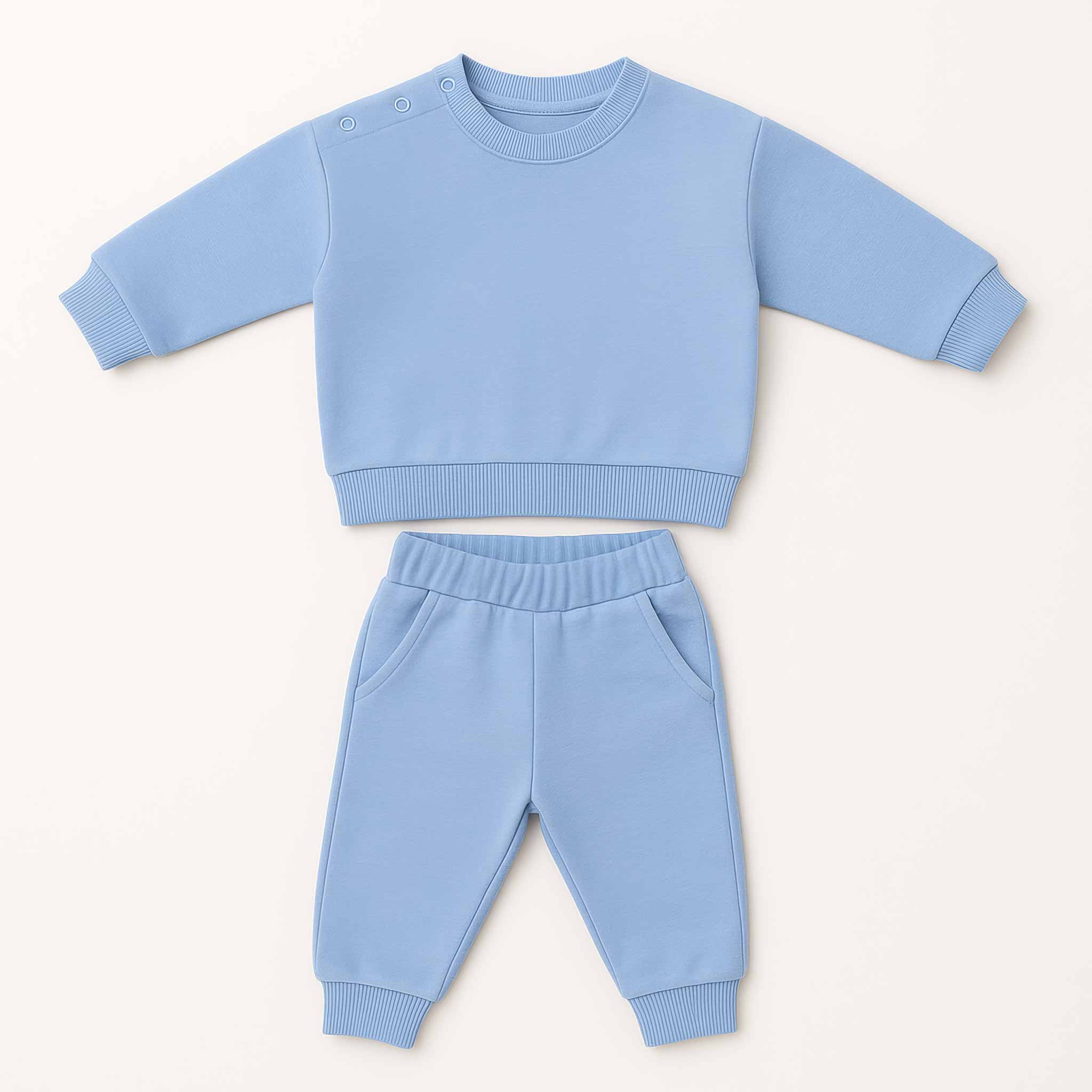 Mavi renkli, omuzdan çıtçıtlı pamuklu bebek sweatshirt ve eşofman altından oluşan takımın düz ön görünümü.