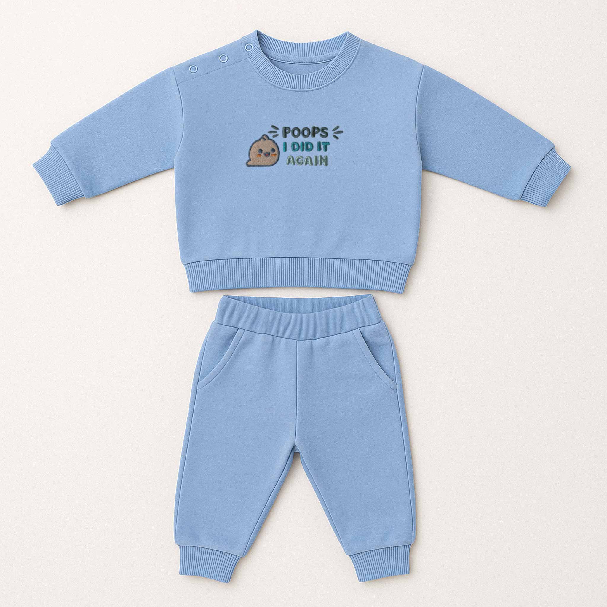 Mavi renkli, sweatshirt ve pantolondan oluşan, üzerinde "Poops I Did It Again" ve sevimli bir emoji baskısı bulunan, omuzdan çıtçıtlı pamuklu bebek eşofman takımı.