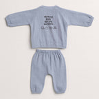 İndigo mavisi müslin kimono takımının arka görünümü. Üst giyimin sırtında siyah iplikle "REMOVE BABY BEFORE WASHING" yazısı ve yıkama sembolleri işlenmiştir.