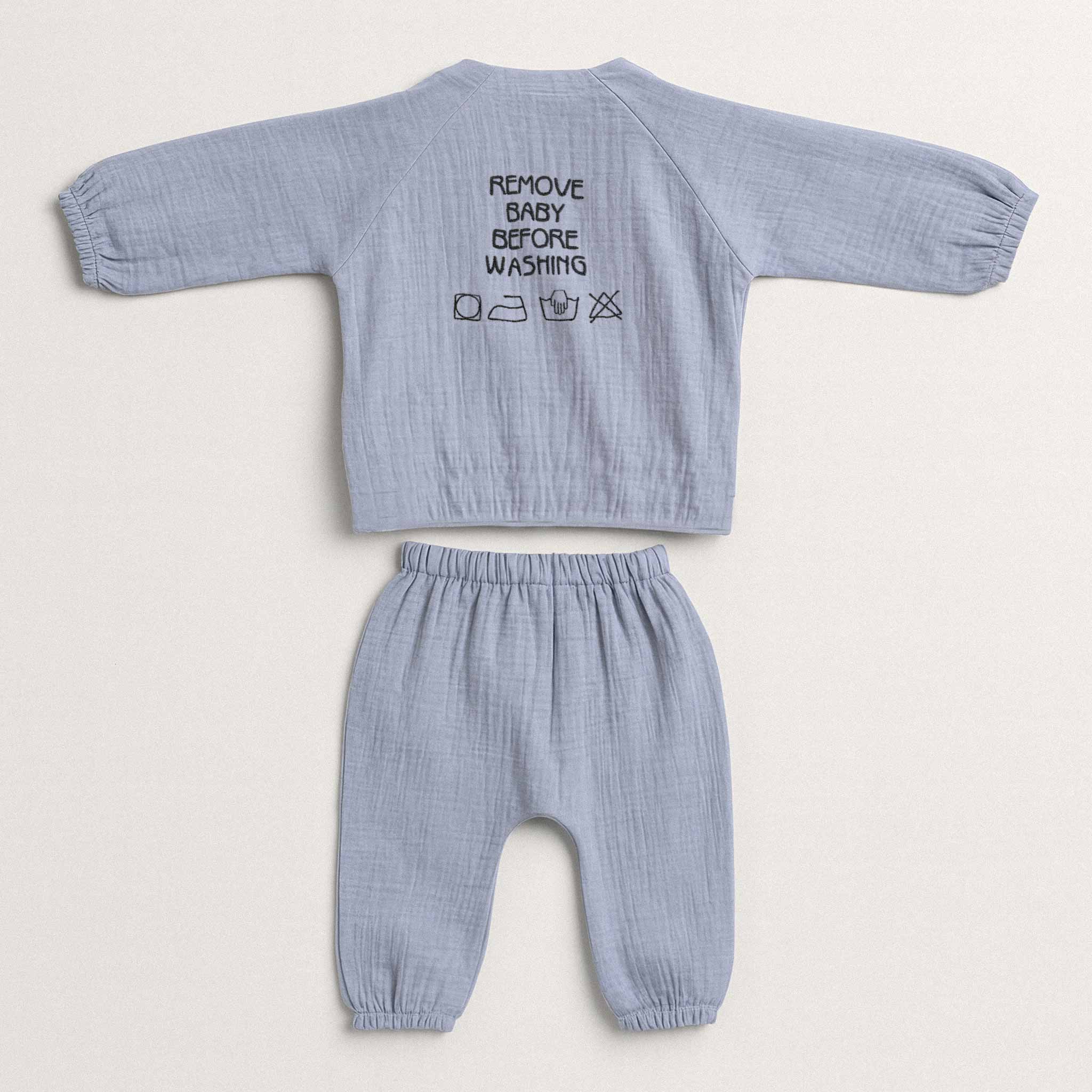 İndigo mavisi müslin kimono takımının arka görünümü. Üst giyimin sırtında siyah iplikle "REMOVE BABY BEFORE WASHING" yazısı ve yıkama sembolleri işlenmiştir.