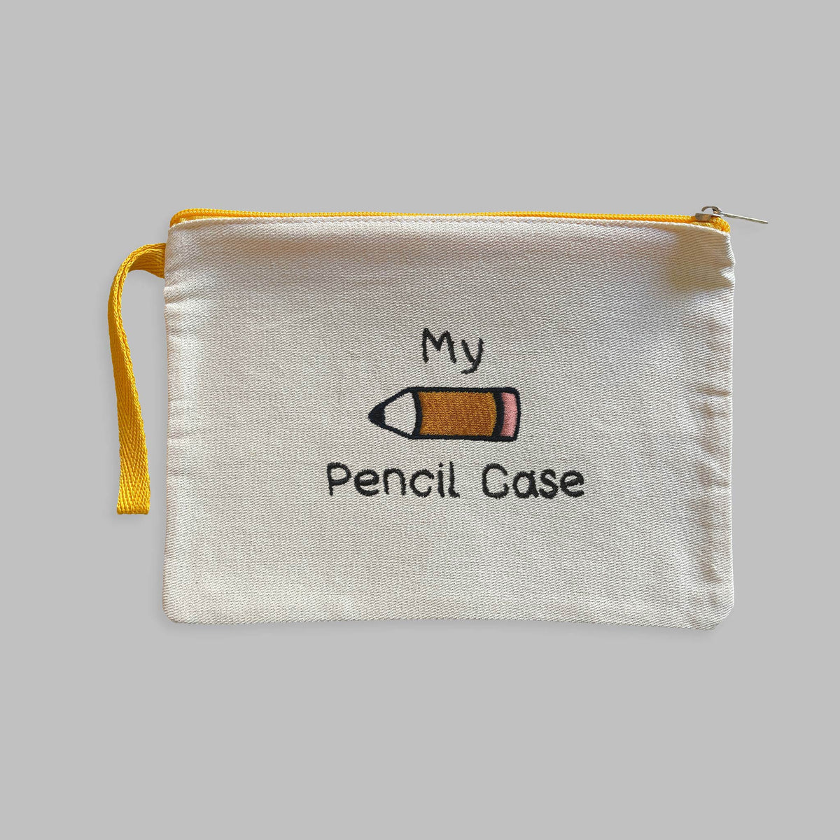 Ham renkli, tok duruşlu gabardin kumaştan üretilmiş, sarı fermuar ve tutma sapı detayına sahip premium kalemlik. Üzerinde sevimli bir kurşun kalem figürü ve siyah iplikle işlenmiş "My Pencil Case" yazısı yer alır. Birinci sınıf Alman nakış ipliği kullanılarak özenle işlenmiştir. Okul, ofis veya günlük kullanım için dayanıklı, eğlenceli ve şık aksesuar tasarımı.