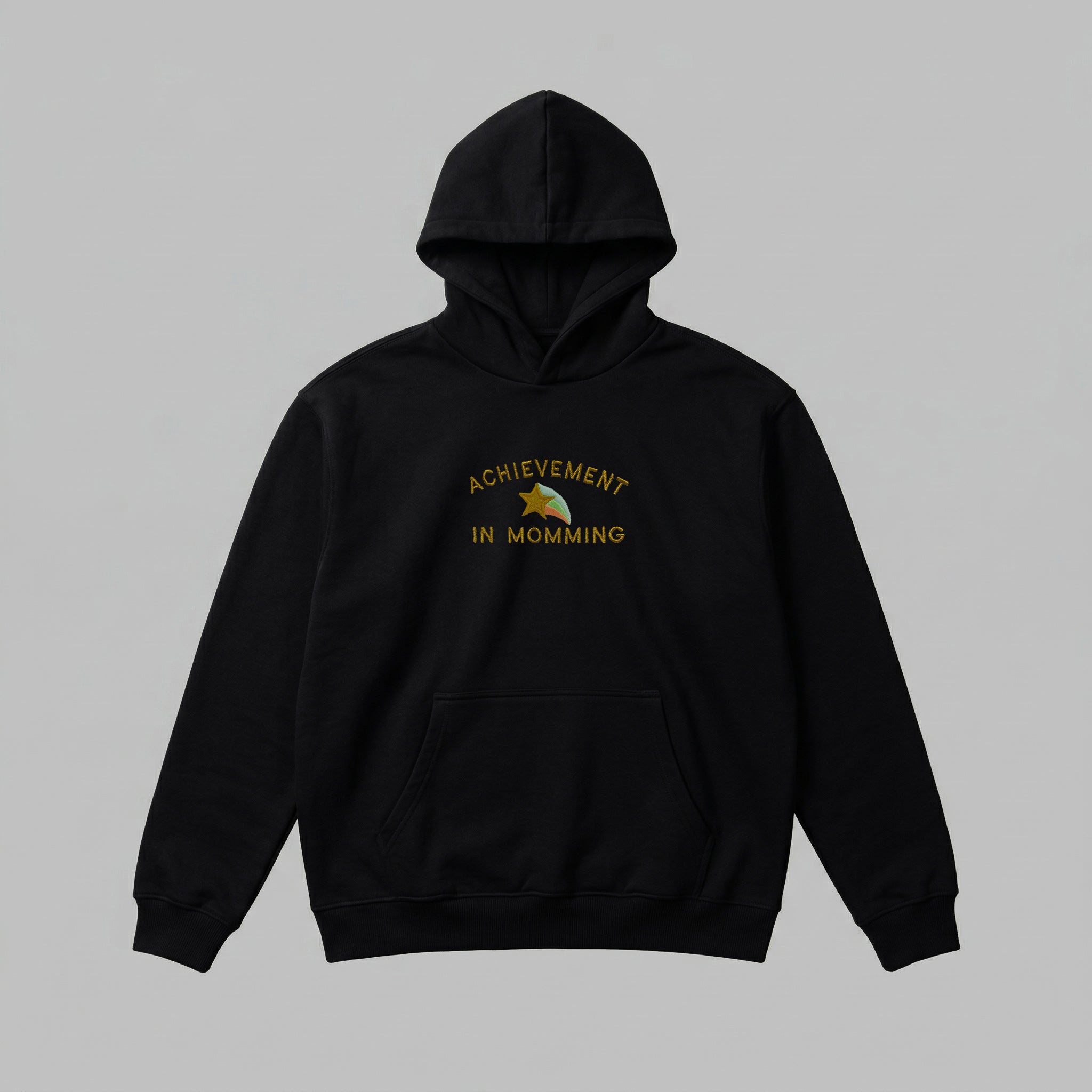 Ebeveynlerin günlük stiline neşe katan, göğsünde Achievement in Momming yıldız nakışı bulunan siyah renkli yetişkin hoodie. Birinci sınıf Alman işçiliği ile tasarlanan bu özel parça, içi kalın şardonlu polar yapısıyla kışın en soğuk günlerinde bile sıcacık tutar. Nefes alan ve terletmeyen Oeko-Tex onaylı kumaşı, geniş kanguru cebi ve esnek manşetleriyle üstün rahatlık sunar. Annelerin keyifle giyeceği, yıpranmaya dayanıklı premium uzun ömürlü bir kış gardırobu ürünüdür.
