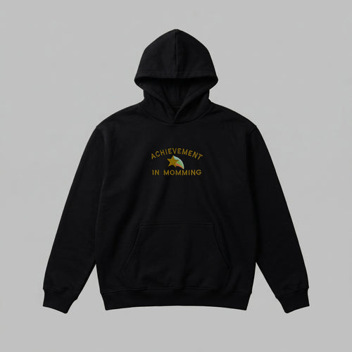 Ebeveynlerin günlük stiline neşe katan, göğsünde Achievement in Momming yıldız nakışı bulunan siyah renkli yetişkin hoodie. Birinci sınıf Alman işçiliği ile tasarlanan bu özel parça, içi kalın şardonlu polar yapısıyla kışın en soğuk günlerinde bile sıcacık tutar. Nefes alan ve terletmeyen Oeko-Tex onaylı kumaşı, geniş kanguru cebi ve esnek manşetleriyle üstün rahatlık sunar. Annelerin keyifle giyeceği, yıpranmaya dayanıklı premium uzun ömürlü bir kış gardırobu ürünüdür.