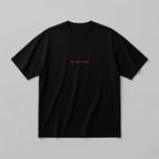Siyah renkli %100 pamuklu Oeko-Tex sertifikalı loose fit erkek tişörtü. Göğüs kısmında turuncu renkli minimal yazı tipiyle işlenmiş "ask your mom." nakışı yer alır. Birinci sınıf Alman nakış işçiliği ile özenle üretilmiştir. Tok duruşlu heavyweight kumaşı, nefes alan ve terletmeyen yapısıyla gün boyu rahatlık sağlar. Babalar için tasarlanmış esprili, iğneleyici ve premium günlük tişört.