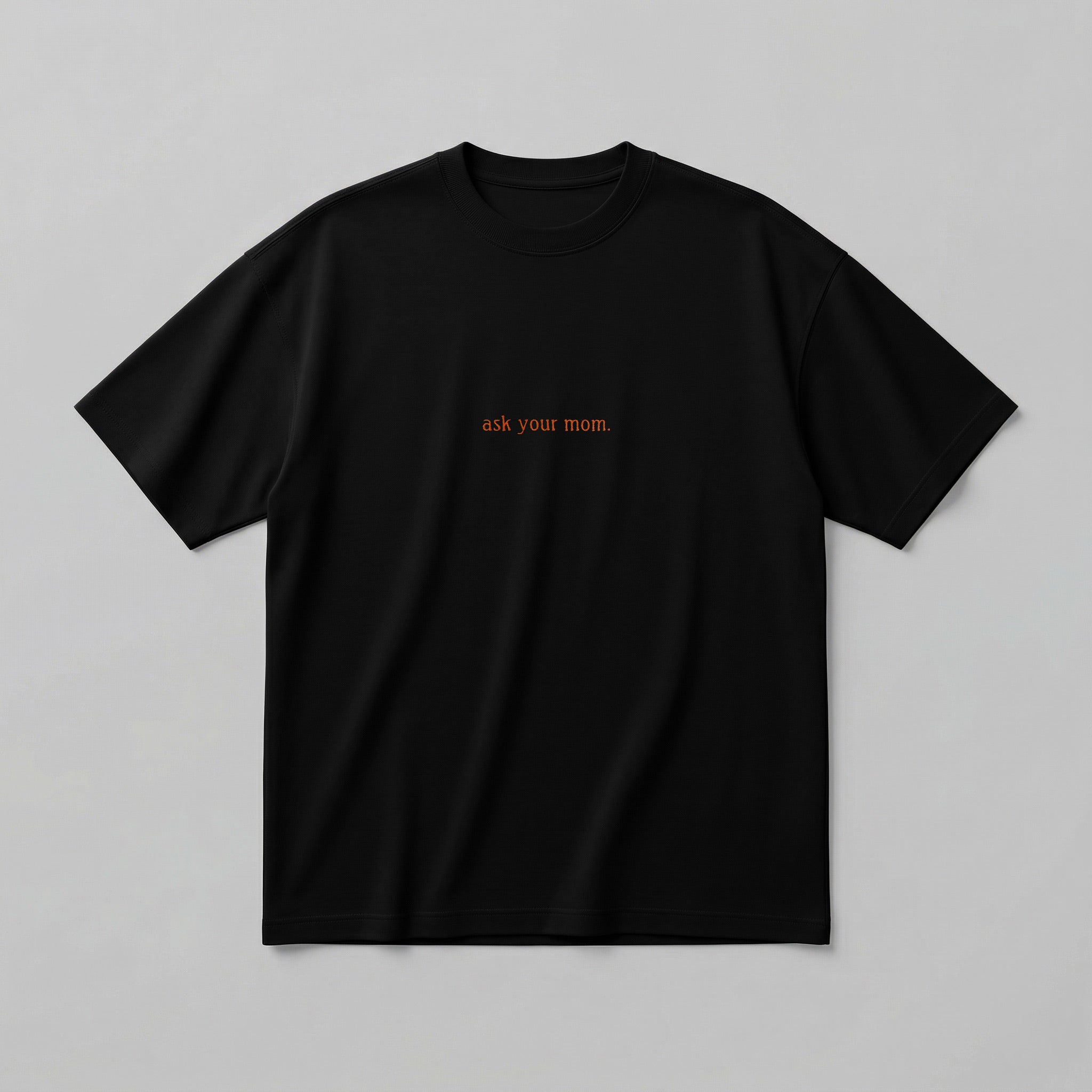 Siyah renkli %100 pamuklu Oeko-Tex sertifikalı loose fit erkek tişörtü. Göğüs kısmında turuncu renkli minimal yazı tipiyle işlenmiş "ask your mom." nakışı yer alır. Birinci sınıf Alman nakış işçiliği ile özenle üretilmiştir. Tok duruşlu heavyweight kumaşı, nefes alan ve terletmeyen yapısıyla gün boyu rahatlık sağlar. Babalar için tasarlanmış esprili, iğneleyici ve premium günlük tişört.