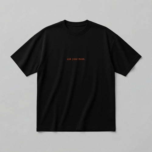 Siyah renkli %100 pamuklu Oeko-Tex sertifikalı loose fit erkek tişörtü. Göğüs kısmında turuncu renkli minimal yazı tipiyle işlenmiş "ask your mom." nakışı yer alır. Birinci sınıf Alman nakış işçiliği ile özenle üretilmiştir. Tok duruşlu heavyweight kumaşı, nefes alan ve terletmeyen yapısıyla gün boyu rahatlık sağlar. Babalar için tasarlanmış esprili, iğneleyici ve premium günlük tişört.