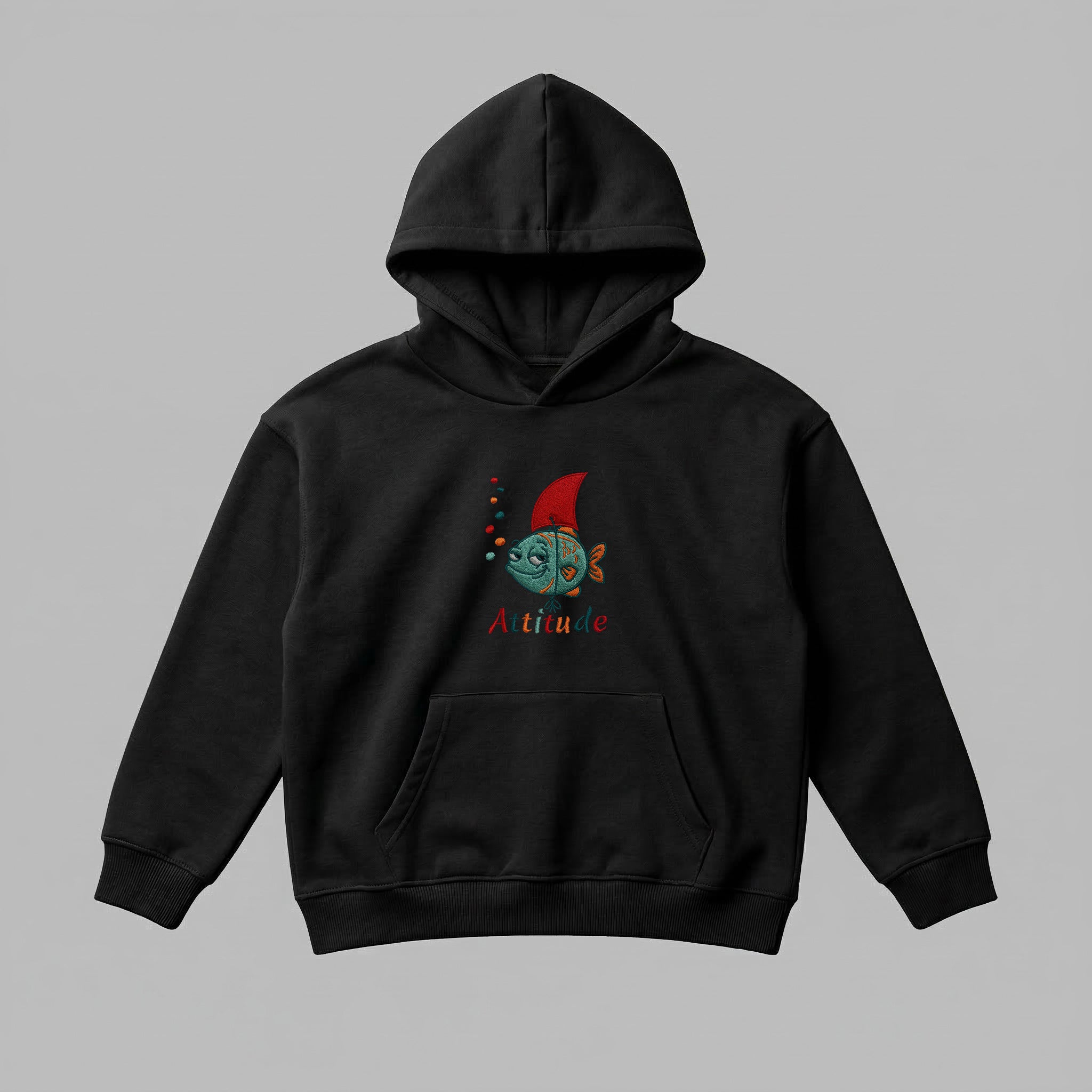 Siyah renkli, Oeko-Tex sertifikalı kalın polar çocuk kapüşonlu sweatshirt. Göğsünde köpekbalığı yüzgeci takan iddialı balık figürü ve renkli "Attitude" nakışı yer alır. İçi şardonlu dokusu kışın sıcak tutar, terletmez. Alman işçiliğiyle üretilmiş premium kışlık tasarım.