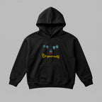 Siyah renkli, Oeko-Tex sertifikalı kalın polar çocuk kapüşonlu sweatshirt. Göğsünde teldeki dört kuş, kırmızı pelerinli sarkan süper kahraman kuş figürü ve sarı renkli "Be yourself" nakışı bulunur. İçi şardonlu dokusu kışın sıcak tutar, terletmez. Yüksek kalite Alman işçiliğiyle üretilmiş kanguru cepli, premium kışlık çocuk tasarımı.
