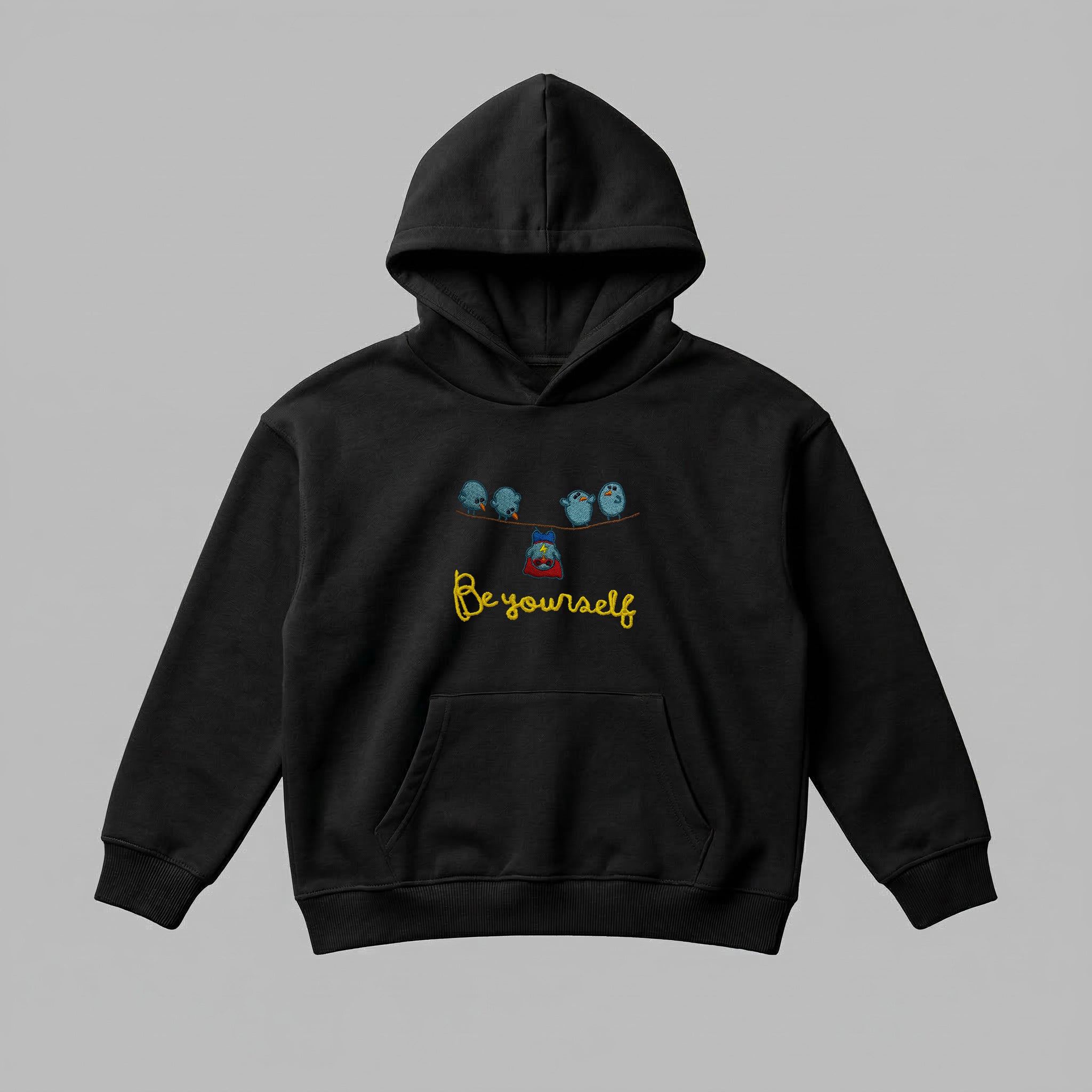 Siyah renkli, Oeko-Tex sertifikalı kalın polar çocuk kapüşonlu sweatshirt. Göğsünde teldeki dört kuş, kırmızı pelerinli sarkan süper kahraman kuş figürü ve sarı renkli "Be yourself" nakışı bulunur. İçi şardonlu dokusu kışın sıcak tutar, terletmez. Yüksek kalite Alman işçiliğiyle üretilmiş kanguru cepli, premium kışlık çocuk tasarımı.