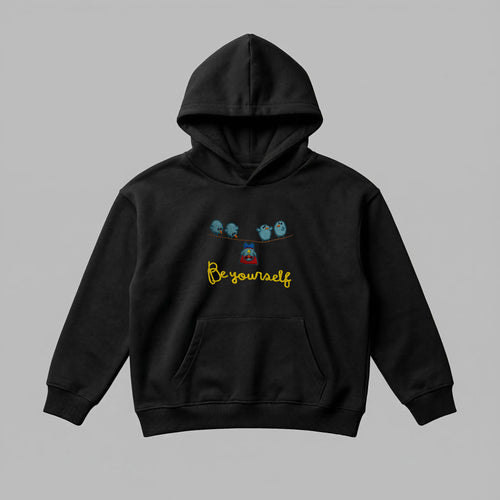 Siyah renkli, Oeko-Tex sertifikalı kalın polar çocuk kapüşonlu sweatshirt. Göğsünde teldeki dört kuş, kırmızı pelerinli sarkan süper kahraman kuş figürü ve sarı renkli "Be yourself" nakışı bulunur. İçi şardonlu dokusu kışın sıcak tutar, terletmez. Yüksek kalite Alman işçiliğiyle üretilmiş kanguru cepli, premium kışlık çocuk tasarımı.