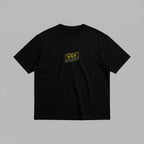 Siyah renkli %100 pamuklu Oeko-Tex sertifikalı loose fit baba tişörtü. Göğüs kısmında sarı renkli, ikonik bilim kurgu açılı çerçeve tasarımıyla "THE BEST DAD IN THE GALAXY" yazısı ve mavi ışın kılıcı detayı nakışlanmıştır. Yüksek kalite Alman nakış işçiliği ile üretilmiştir. Heavyweight kumaşı tok bir duruş sağlarken, nefes alan yapısıyla terletmez. Babalar için tasarlanmış dayanıklı ve rahat premium günlük giyim parçası.