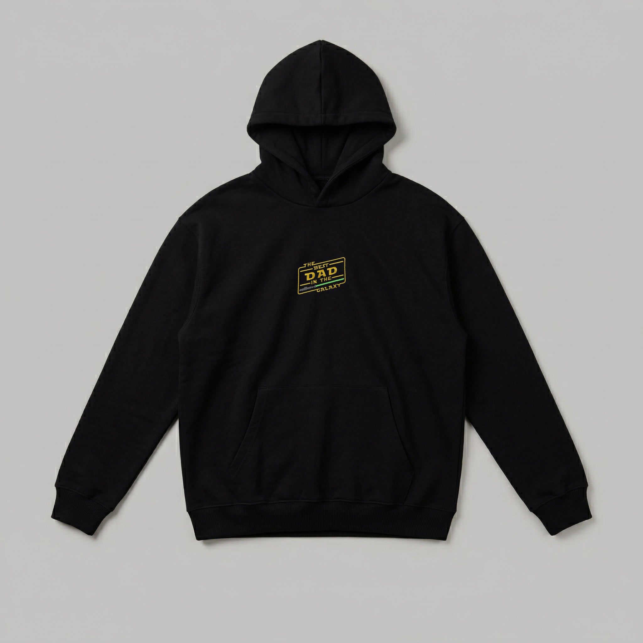 Siyah renkli, Oeko-Tex sertifikalı kalın polar baba kapüşonlu sweatshirt. Göğsünde sarı renkli, ikonik bilim kurgu fontuyla "THE BEST DAD IN THE GALAXY" yazısı ve yeşil ışın kılıcı nakışı yer alır. İçi şardonlu dokusu kışın sıcak tutar, terletmez. Fermuarsız tasarımı, kanguru cebi ve Alman nakış işçiliğiyle üretilmiş premium kışlık erkek tasarımı.