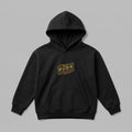 Siyah renkli, %100 pamuklu Oeko-Tex sertifikalı premium çocuk kapüşonlu sweatshirt (hoodie). Sol göğüs kısmında, sarı renkli, ikonik bilim kurgu filmlerini anımsatan açılı çerçeve ve font tasarımıyla "THE BEST DUDE IN THE GALAXY" yazısı ve kırmızı ışın kılıcı detayları nakışlanmıştır. Birinci sınıf Alman nakış işçiliği ile özenle üretilmiştir. İçi polar astarlı (heavyweight fleece) kalın kumaşı kış boyu sıcak tutar, nefes alan yapısıyla terletmez. Uzun ömürlü ve premium günlük çocuk sweatshirtü.