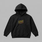 Siyah renkli, %100 pamuklu Oeko-Tex sertifikalı premium çocuk kapüşonlu sweatshirt (hoodie). Sol göğüs kısmında, sarı renkli, ikonik bilim kurgu filmlerini anımsatan açılı çerçeve ve font tasarımıyla "THE BEST DUDE IN THE GALAXY" yazısı ve kırmızı ışın kılıcı detayları nakışlanmıştır. Birinci sınıf Alman nakış işçiliği ile özenle üretilmiştir. İçi polar astarlı (heavyweight fleece) kalın kumaşı kış boyu sıcak tutar, nefes alan yapısıyla terletmez. Uzun ömürlü ve premium günlük çocuk sweatshirtü.