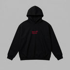 Aile bağlarından ilham alan Better Together el çakışma motifinin yüksek kaliteli Alman nakış sanatıyla işlendiği siyah renkli premium ebeveyn hoodie. Oeko-Tex standartlarına uygun olarak üretilmiş içi kalın polar dokulu kumaşı, soğuk havalarda üstün ısı yalıtımı sağlarken cilde nefes aldırır. Düğme veya fermuar detayının bulunmadığı bu konforlu ve pürüzsüz yüzeyli tasarım; kullanışlı kanguru cebi, kalın etek ucu ribanası ve dayanıklı yapısıyla günlük şıklığınızı kusursuzca tamamlar.