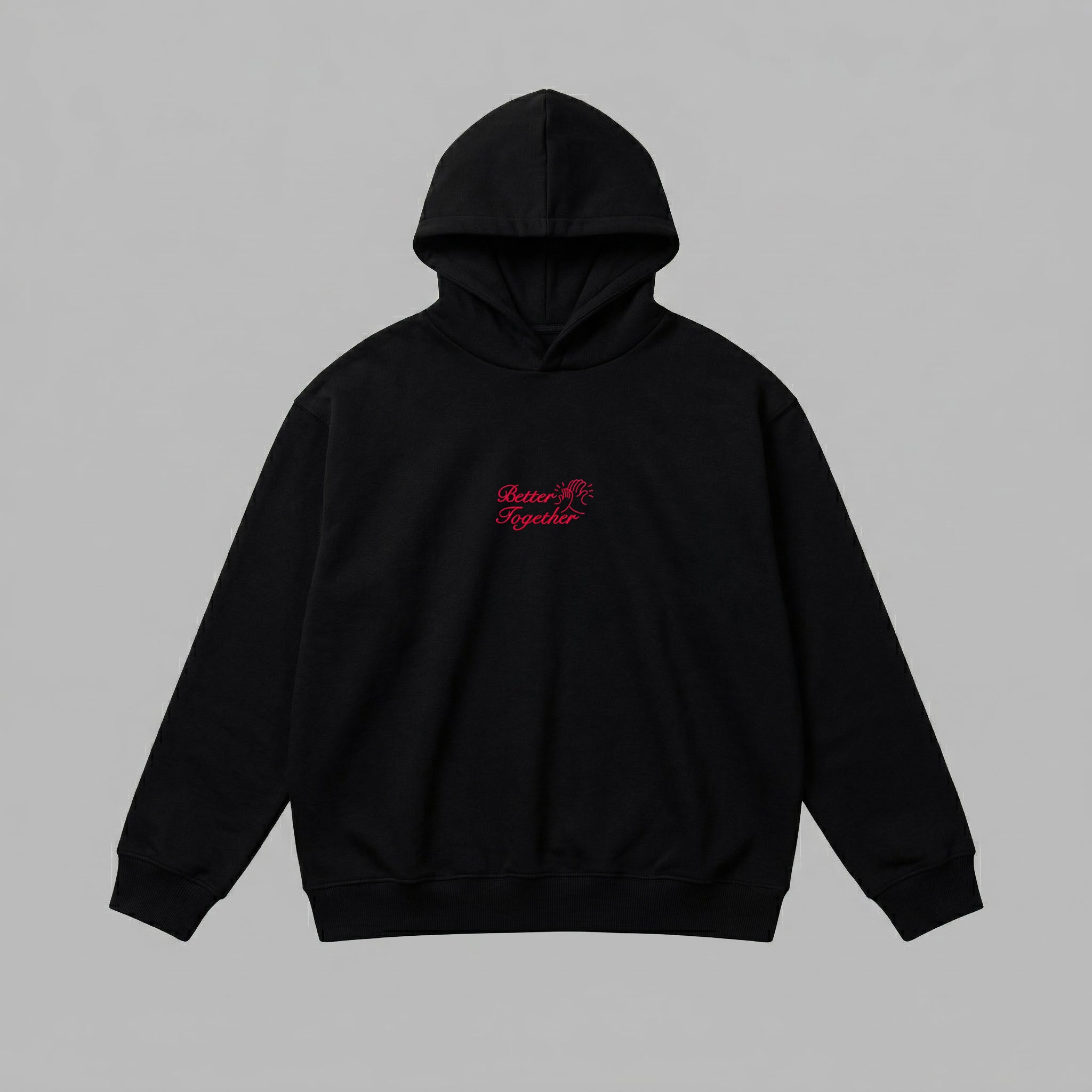Aile bağlarından ilham alan Better Together el çakışma motifinin yüksek kaliteli Alman nakış sanatıyla işlendiği siyah renkli premium ebeveyn hoodie. Oeko-Tex standartlarına uygun olarak üretilmiş içi kalın polar dokulu kumaşı, soğuk havalarda üstün ısı yalıtımı sağlarken cilde nefes aldırır. Düğme veya fermuar detayının bulunmadığı bu konforlu ve pürüzsüz yüzeyli tasarım; kullanışlı kanguru cebi, kalın etek ucu ribanası ve dayanıklı yapısıyla günlük şıklığınızı kusursuzca tamamlar.