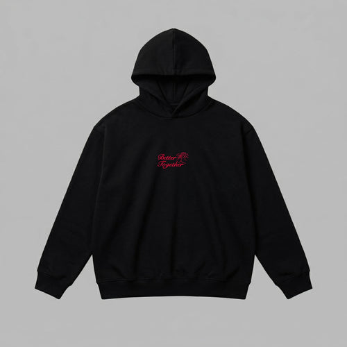 Aile bağlarından ilham alan Better Together el çakışma motifinin yüksek kaliteli Alman nakış sanatıyla işlendiği siyah renkli premium ebeveyn hoodie. Oeko-Tex standartlarına uygun olarak üretilmiş içi kalın polar dokulu kumaşı, soğuk havalarda üstün ısı yalıtımı sağlarken cilde nefes aldırır. Düğme veya fermuar detayının bulunmadığı bu konforlu ve pürüzsüz yüzeyli tasarım; kullanışlı kanguru cebi, kalın etek ucu ribanası ve dayanıklı yapısıyla günlük şıklığınızı kusursuzca tamamlar.
