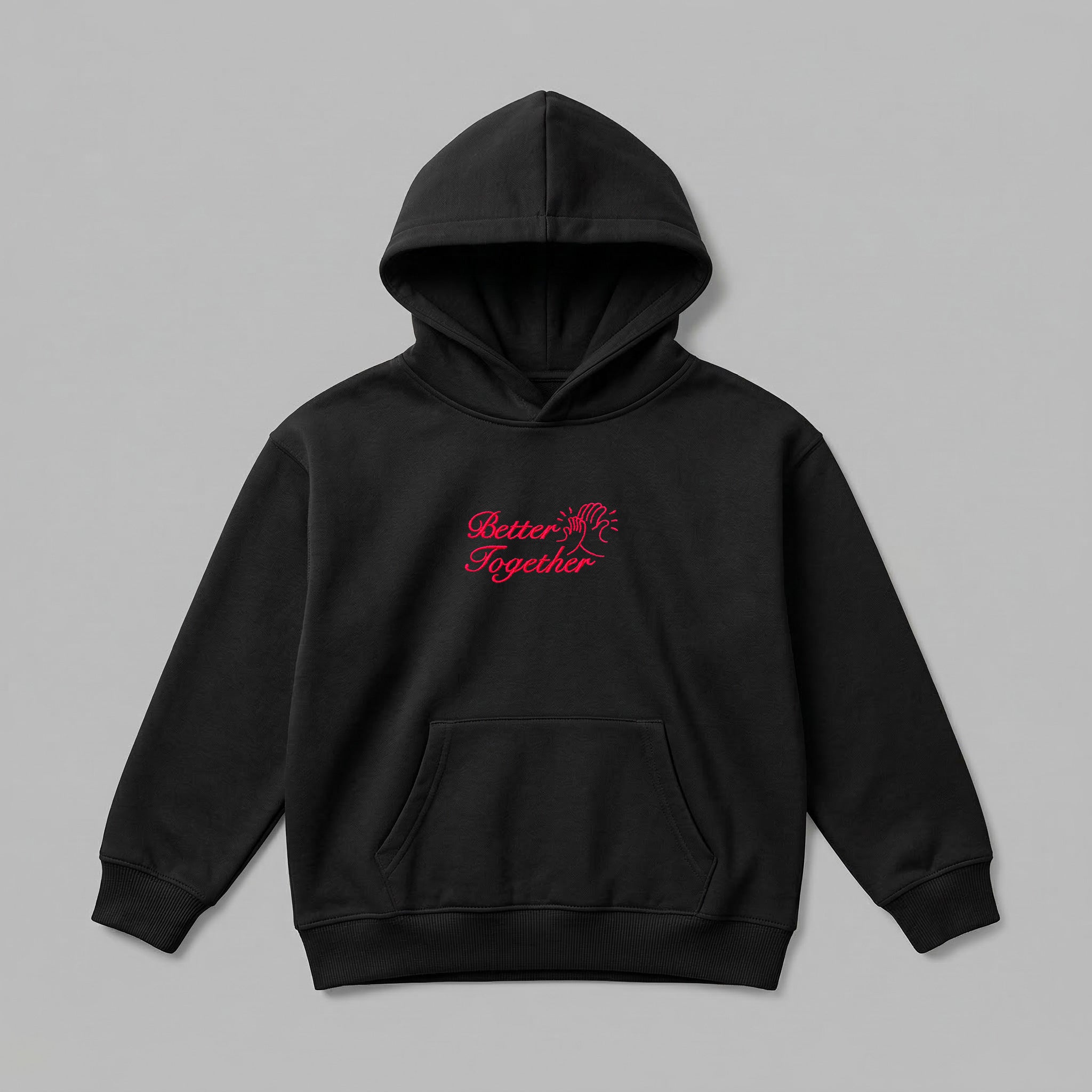 Çocukların kış aylarında sıcacık kalmasını sağlayan, içi kalın şardonlu siyah renkli premium çocuk hoodie. Göğüs bölümünde kırmızı renkte, yüksek kaliteli Alman işçiliği ile işlenmiş Better Together yazısı ve ebeveyn-çocuk el çakışma figürü bulunur. Oeko-Tex onaylı, %65 pamuklu rüzgar kesen kumaşı çocukları terletmeden sıcak tutar. 2-7 yaş grubuna uygun; geniş kanguru cebi ve pürüzsüz dış yüzeyi ile rahat, şık ve uzun ömürlü bir kışlık giyim seçeneğidir.