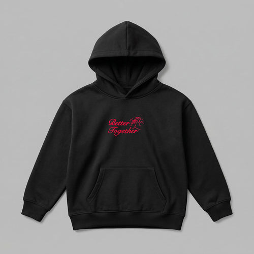 Çocukların kış aylarında sıcacık kalmasını sağlayan, içi kalın şardonlu siyah renkli premium çocuk hoodie. Göğüs bölümünde kırmızı renkte, yüksek kaliteli Alman işçiliği ile işlenmiş Better Together yazısı ve ebeveyn-çocuk el çakışma figürü bulunur. Oeko-Tex onaylı, %65 pamuklu rüzgar kesen kumaşı çocukları terletmeden sıcak tutar. 2-7 yaş grubuna uygun; geniş kanguru cebi ve pürüzsüz dış yüzeyi ile rahat, şık ve uzun ömürlü bir kışlık giyim seçeneğidir.