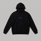 Ebeveynlerin yoğun temposuna ayak uyduran, siyah renkli ve içi kalın şardonlu yetişkin kapüşonlu sweatshirt. Göğsündeki Chaos Manager yazısı yüksek kalite Alman nakış işçiliğiyle tamamlanmıştır. Oeko-Tex onaylı rüzgar kesen kumaşı soğuk havalarda üstün ısı yalıtımı sağlarken cilde nefes aldırır. Geniş kanguru cebi ve esnek ribana manşetleriyle tasarlanan bu premium model, gün boyu rahatlık arayan anne ve babalar için harika bir kışlık giyim alternatifidir.