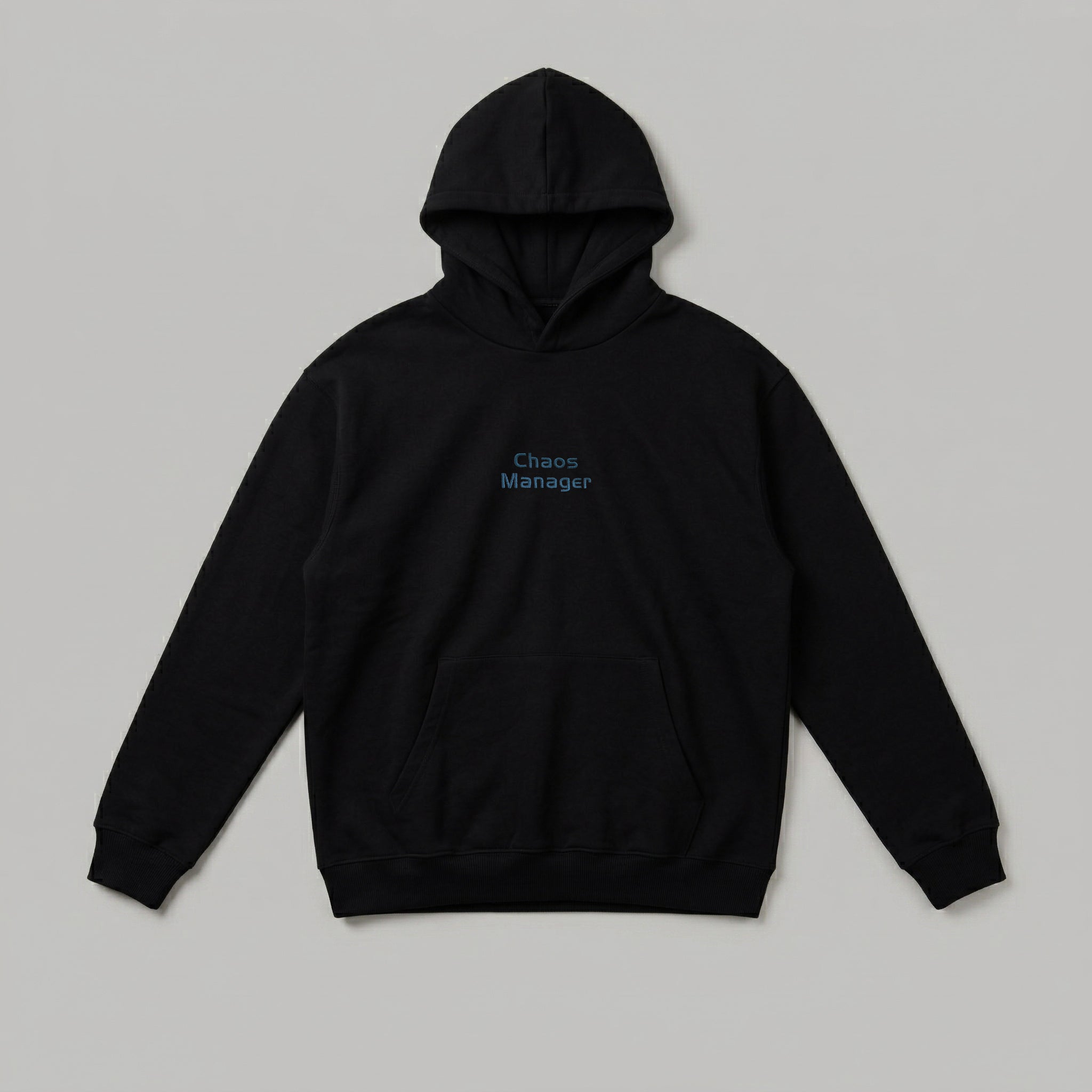 Ebeveynlerin yoğun temposuna ayak uyduran, siyah renkli ve içi kalın şardonlu yetişkin kapüşonlu sweatshirt. Göğsündeki Chaos Manager yazısı yüksek kalite Alman nakış işçiliğiyle tamamlanmıştır. Oeko-Tex onaylı rüzgar kesen kumaşı soğuk havalarda üstün ısı yalıtımı sağlarken cilde nefes aldırır. Geniş kanguru cebi ve esnek ribana manşetleriyle tasarlanan bu premium model, gün boyu rahatlık arayan anne ve babalar için harika bir kışlık giyim alternatifidir.