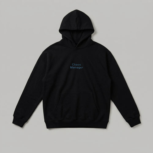 Ebeveynlerin yoğun temposuna ayak uyduran, siyah renkli ve içi kalın şardonlu yetişkin kapüşonlu sweatshirt. Göğsündeki Chaos Manager yazısı yüksek kalite Alman nakış işçiliğiyle tamamlanmıştır. Oeko-Tex onaylı rüzgar kesen kumaşı soğuk havalarda üstün ısı yalıtımı sağlarken cilde nefes aldırır. Geniş kanguru cebi ve esnek ribana manşetleriyle tasarlanan bu premium model, gün boyu rahatlık arayan anne ve babalar için harika bir kışlık giyim alternatifidir.