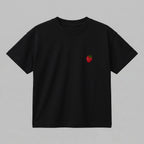 Dört mevsim kullanıma uygun, nefes alan pamuklu kumaştan üretilmiş oversize çocuk tişörtü. Sol göğüs kısmında minimal ve sade tasarımlı ÇİLEK nakışı yer alır. Birinci sınıf Alman nakış ipliği kullanılarak yüksek kalite standartlarında özenle işlenmiştir. Günlük kullanıma uygun, çocuklara gün boyu konfor sağlayan, terletmez tok kumaş yapısıyla öne çıkan premium, şık ve rahat bir tasarımdır.