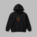 Siyah %100 pamuklu Oeko-Tex sertifikalı kalın polar çocuk hoodie. Sol göğsünde iki renkli arc 'CARROTTE' yazısı ve karate yapan havuç nakışı bulunur. Fermuarsız tasarımı, kanguru cebi, içi şardonlu sıcak tutan ve terletmeyen dokusuyla kış boyu konfor sunar. Yüksek kalite Alman nakış işçiliğiyle üretilmiş premium kışlık çocuk sweatshirt detayı.