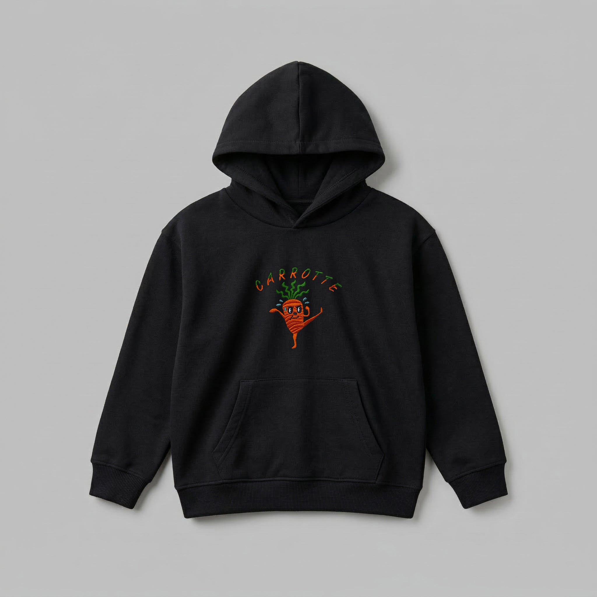 Siyah %100 pamuklu Oeko-Tex sertifikalı kalın polar çocuk hoodie. Sol göğsünde iki renkli arc 'CARROTTE' yazısı ve karate yapan havuç nakışı bulunur. Fermuarsız tasarımı, kanguru cebi, içi şardonlu sıcak tutan ve terletmeyen dokusuyla kış boyu konfor sunar. Yüksek kalite Alman nakış işçiliğiyle üretilmiş premium kışlık çocuk sweatshirt detayı.