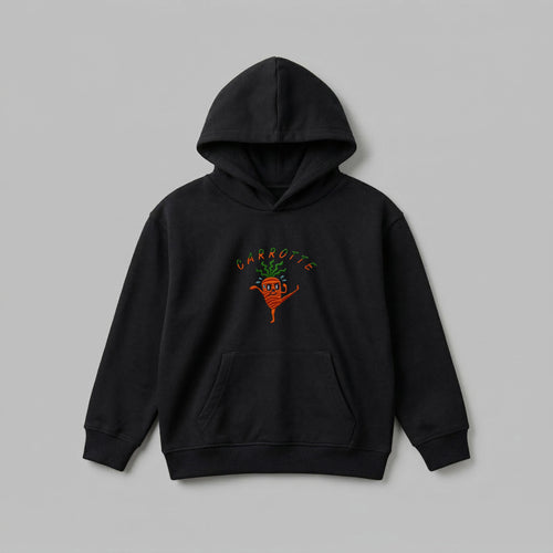 Siyah %100 pamuklu Oeko-Tex sertifikalı kalın polar çocuk hoodie. Sol göğsünde iki renkli arc 'CARROTTE' yazısı ve karate yapan havuç nakışı bulunur. Fermuarsız tasarımı, kanguru cebi, içi şardonlu sıcak tutan ve terletmeyen dokusuyla kış boyu konfor sunar. Yüksek kalite Alman nakış işçiliğiyle üretilmiş premium kışlık çocuk sweatshirt detayı.