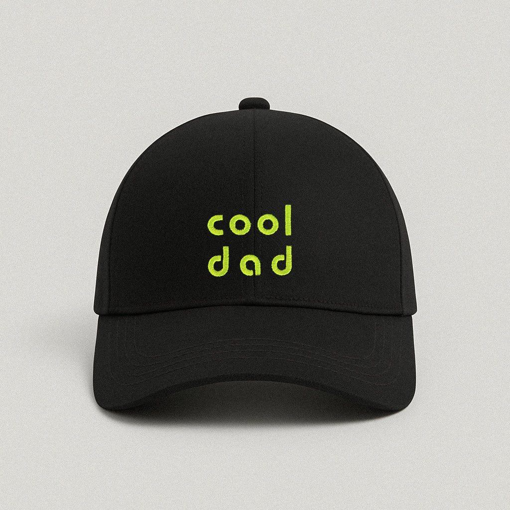 Siyah renkli %100 pamuklu premium beyzbol şapkası. Ön panelinde neon yeşil iplikle, modern ve yuvarlak fontla işlenmiş "cool dad" nakışı yer alır. Birinci sınıf Alman nakış işçiliği ile özenle üretilmiştir. Nefes alan pamuklu dokusu ve ayarlanabilir metal tokası ile terletmez, başa tam uyum sağlar. Babalar için tasarlanmış modern, sade ve premium günlük aksesuar.