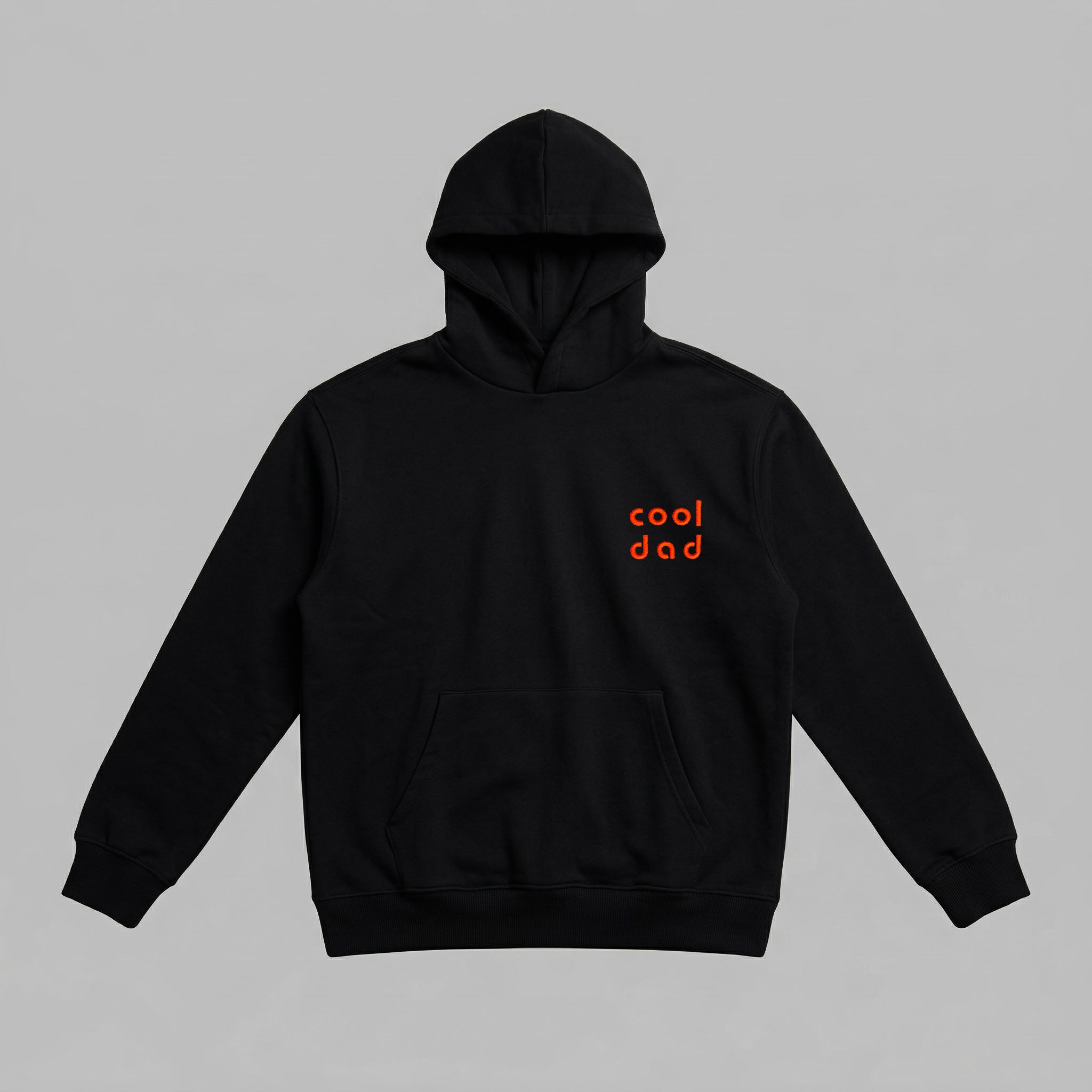 Siyah renkli, Oeko-Tex sertifikalı kalın polar erkek kapüşonlu sweatshirt. Sol göğüs kısmında turuncu renkli modern ve yuvarlak fontla işlenmiş "cool dad" nakışı bulunur. İçi şardonludur; kışın sıcak tutar, rüzgarı keser ve terletmez. Kanguru cepli, fermuarsız tasarımı ve yüksek kalite Alman nakış işçiliğiyle üretilmiş premium kışlık tasarım.