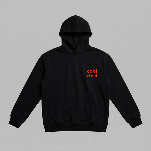 Siyah renkli, Oeko-Tex sertifikalı kalın polar erkek kapüşonlu sweatshirt. Sol göğüs kısmında turuncu renkli modern ve yuvarlak fontla işlenmiş "cool dad" nakışı bulunur. İçi şardonludur; kışın sıcak tutar, rüzgarı keser ve terletmez. Kanguru cepli, fermuarsız tasarımı ve yüksek kalite Alman nakış işçiliğiyle üretilmiş premium kışlık tasarım.