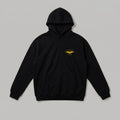 Siyah, Oeko-Tex sertifikalı kalın polar kapüşonlu sweatshirt. Sol göğsünde sarı yarasa figürlü "DADMAN" ve kişiselleştirilebilir baba olma yılı (ör: EST. 2026) nakışı yer alır. İçi şardonludur; sıcak tutar, terletmez. Kanguru cepli ve yüksek kalite Alman nakış işçiliğiyle üretilmiş, babalara özel anı değeri taşıyan premium tasarım.