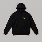 Siyah, Oeko-Tex sertifikalı kalın polar kapüşonlu sweatshirt. Sol göğsünde sarı yarasa figürlü "DADMAN" ve kişiselleştirilebilir baba olma yılı (ör: EST. 2026) nakışı yer alır. İçi şardonludur; sıcak tutar, terletmez. Kanguru cepli ve yüksek kalite Alman nakış işçiliğiyle üretilmiş, babalara özel anı değeri taşıyan premium tasarım.