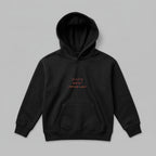 Siyah renkli, Oeko-Tex sertifikalı kalın polar çocuk kapüşonlu sweatshirt. Göğüs kısmında kırmızı renkli "DAD'S BEST" yazısı ve hemen altında renkli noktalarla detaylandırılmış "F.R.I.E.N.D" nakışı bulunur. İçi şardonlu dokusu kışın rüzgarı keser, sıcak tutar ve terletmez. Birinci sınıf Alman nakış işçiliğiyle üretilmiş kanguru cepli, babalar ve çocuklar için tasarlanmış anlamlı premium kışlık tasarım.