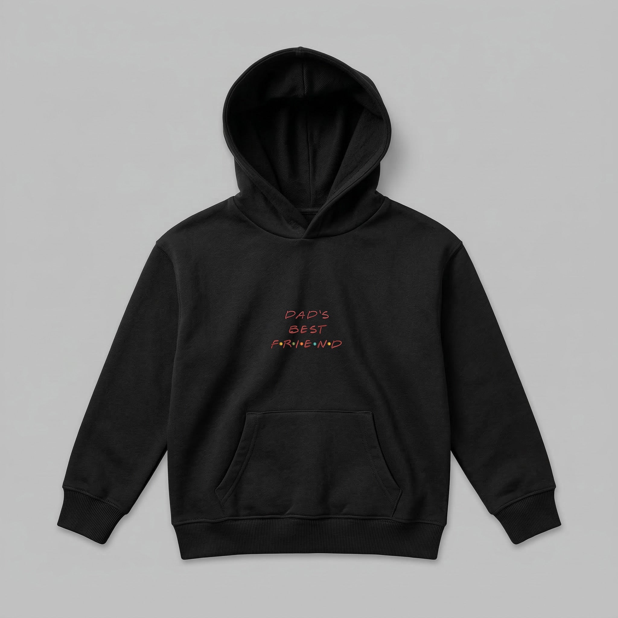 Siyah renkli, Oeko-Tex sertifikalı kalın polar çocuk kapüşonlu sweatshirt. Göğüs kısmında kırmızı renkli "DAD'S BEST" yazısı ve hemen altında renkli noktalarla detaylandırılmış "F.R.I.E.N.D" nakışı bulunur. İçi şardonlu dokusu kışın rüzgarı keser, sıcak tutar ve terletmez. Birinci sınıf Alman nakış işçiliğiyle üretilmiş kanguru cepli, babalar ve çocuklar için tasarlanmış anlamlı premium kışlık tasarım.